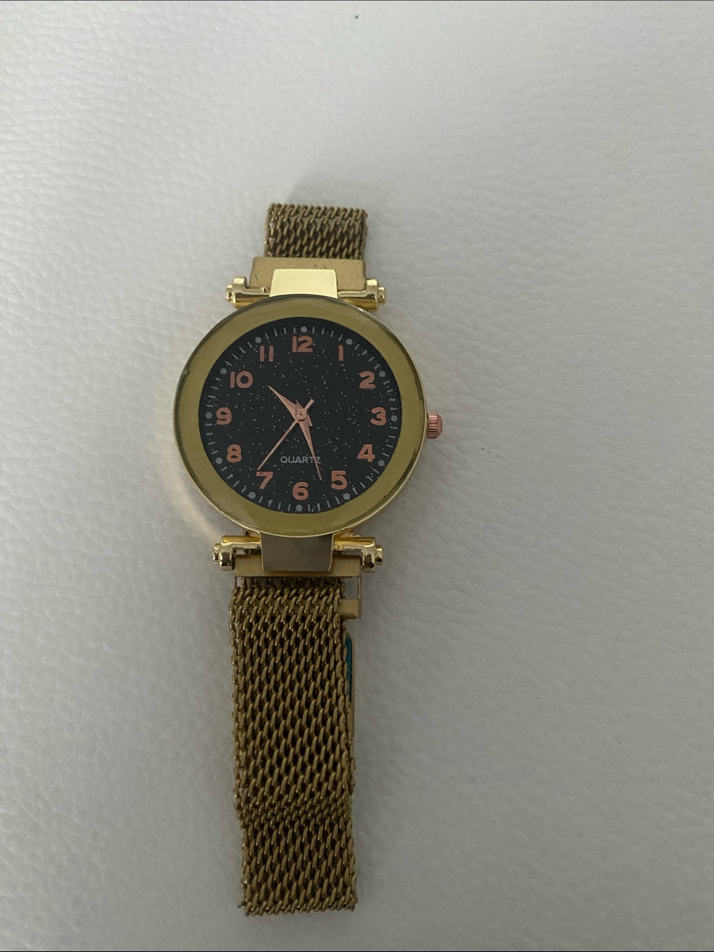 Women’s Quartz Gold Watch Starry Sky Dial Round Glass Magnetic Metal Mesh Strap